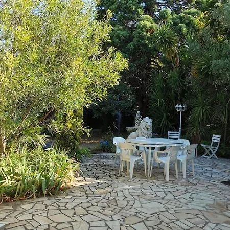 7 Pers A 100m Villa *